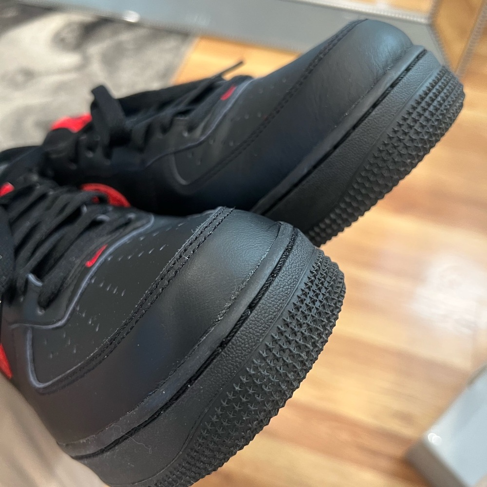 Nike Black and Red Men's Low-Top Sneakers with Red Graphic Swoosh - Picture 7 of 12